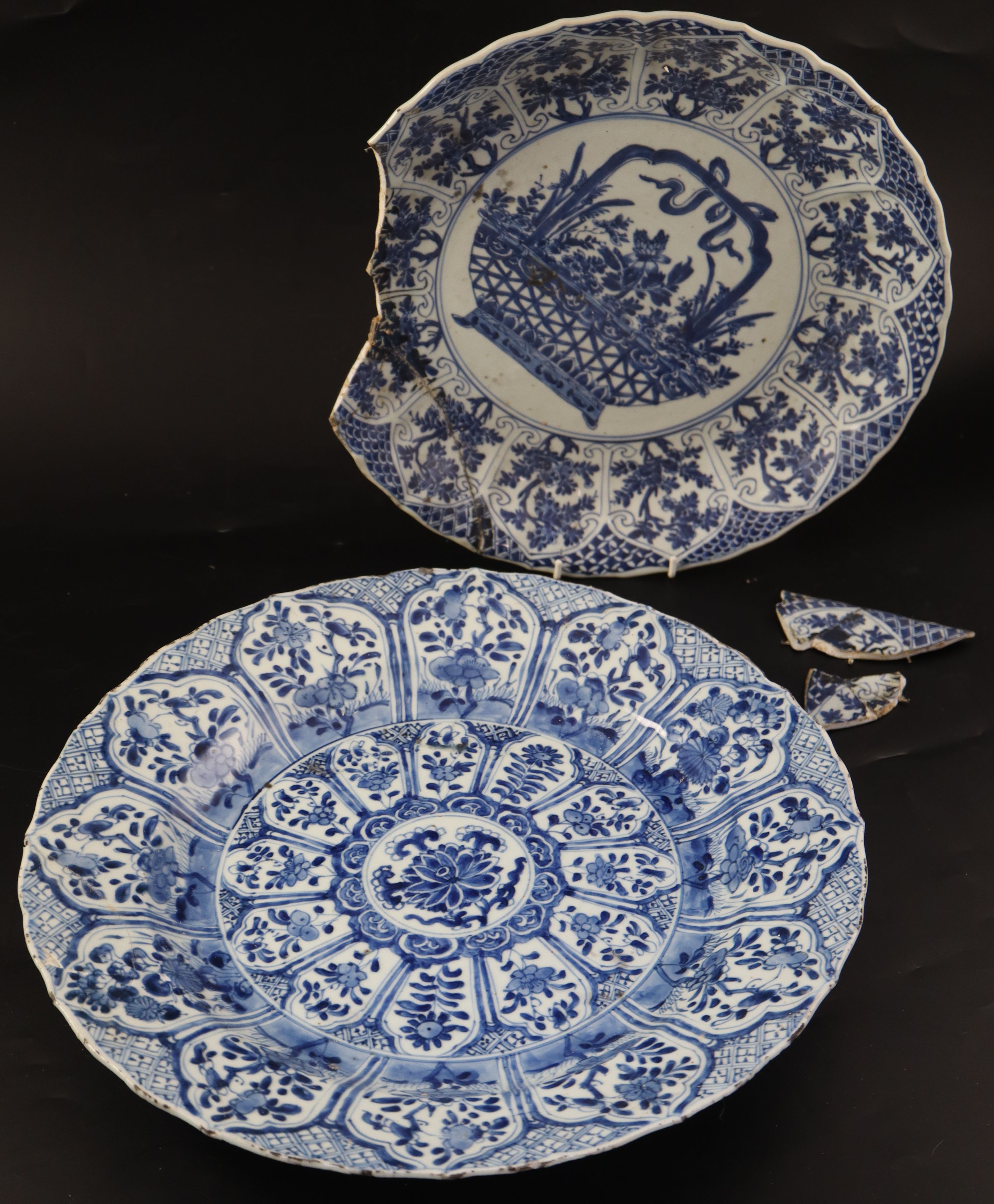 Two Kangxi Chinese blue and white export chargers, largest 39.5cm